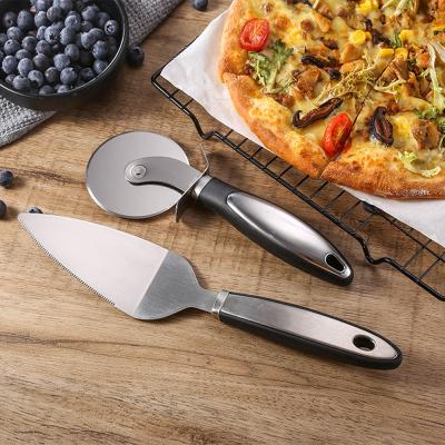 China Sustainable Bulk Wood Handle Pizza Tool Kit Stainless Steel Blades Pizza Cutter Wheel for sale