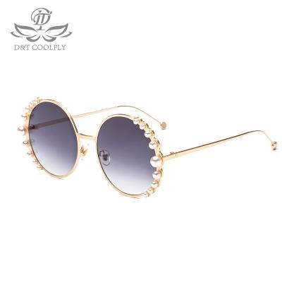 China Luxury Fashion Sunglasses Pearl Sunglasses Women New Shape Metal Frame Round Sun Glasses Mirror Pearl Sun Glasses for sale