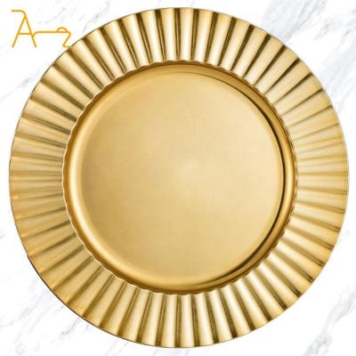 China Sustainable 13 Inch Elegant Luxury Gold Corrugated Rim Acrylic Thick Wedding Charger Plate Round Dinner Party Decoration Charger Plates for sale