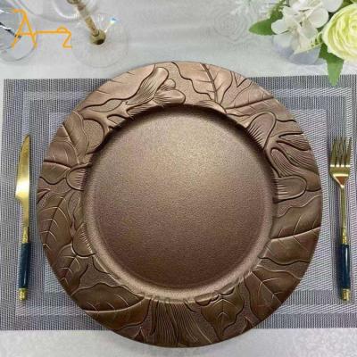 China Sustainable wholesale durable wood pattern silver black rose gold plastic charger plates wedding decoration dinner luxury charger plates for sale