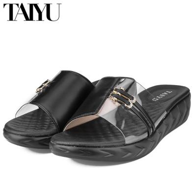 China Trendy Fashion Thick Platform Slippers Transparent Wide Strap Beach Sandals Wedge Heel Slippers Ladies Flat Slippers for sale