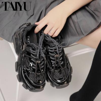 China 2022 Fashion Trend Hot Sale Women Sports Shoes Breathable Mesh Upper Women Ladies Black Sneakers for sale