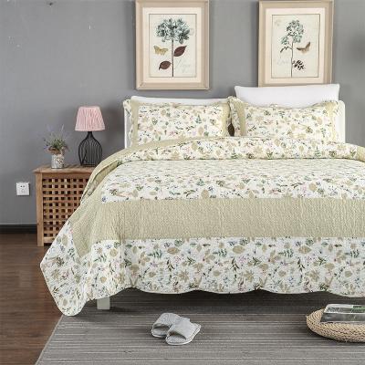 China Flowers and Leaves Patchwork Edge Cotton Quilted Bedspread Home Printed Comforter for sale