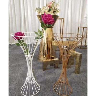 China Classic Modern Gold Road Lead Wedding Furun Metal Tall Flower Stand Tall For Wedding Centerpieces for sale