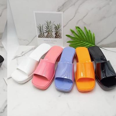 China CUSHIONING beach arrival Europe of 2022 new America ladies large size casual chain flat women's high heels and slippers slippers for sale