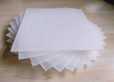 Chine Feuilles en plastique cannelées de bois d'arrimage pour emballer les gaufrettes de silicium solaires des cellules photovoltaïques à vendre