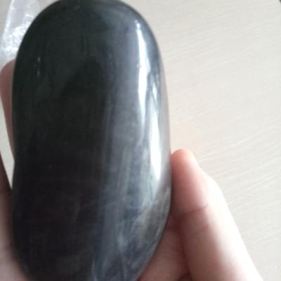 China Home Garden Decoration River Black Color Polished Pebbles River Stone Rocks For Paving Landscaping for sale