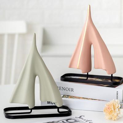 China Yiwu Market 2021 Modern Hot Sale Home Decor Living Room Furniture Bedrooms Decoration Ornament Sailboat Resin Ceramic Crafts Small for sale