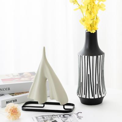 China Hot Sale Yiwu Market New Arrival Home Decor Living Room Furniture Bedrooms Ceramic Flower Vases for sale