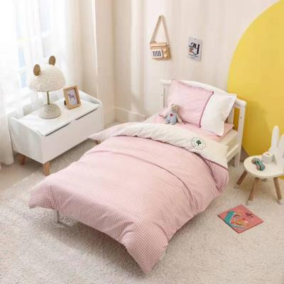 China Modern Design Anti-Static Pink Plaid Modern Design Queen Size Cartoon Pattern Girl Crib Soft Baby Bedding Sets for sale