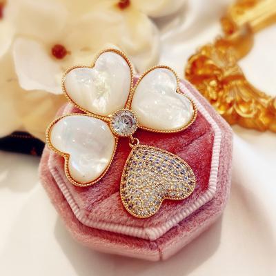 China Luxury high sense of brooch natural white temperament brooch brooch brooch brooch pin micro inlaid zircon shell fritillaria heart four-leaf flower for sale