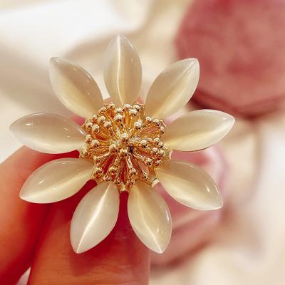 China Exquisite flower luxury opal brooch anti-go net red high-grade pin bare buckle clothing accessories fixed brooch for sale