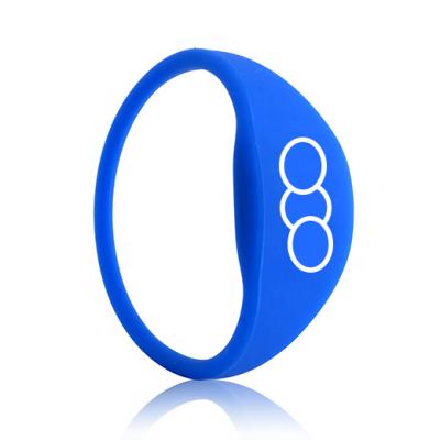 China Reusable 13.56mhz RFID Silicone NFC Passive Contactless Waterproof/Waterproof Wristband for sale