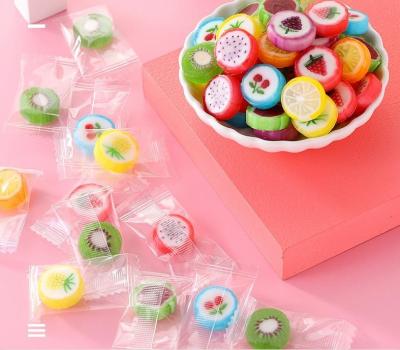 China New Year Happy Bulk Wholesale Goods Low Salt Creative Candy Flavor Fruit Mix Candy Slice Fruit Snack Lollipop for sale