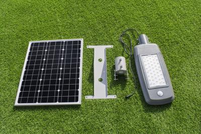 China Batería de litio toda en una luz de calle solar del LED con el panel solar rotativo de 360 grados en venta