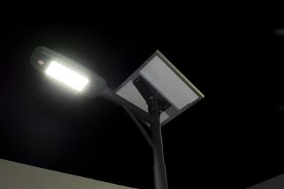 China 30 - 60W todo en una luz de calle solar del LED 160LM para teledirigido de una pieza en venta