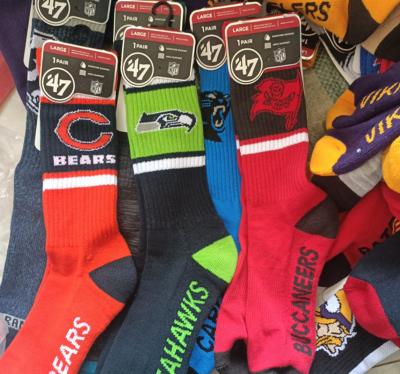 China QUICK DRY 32 Teams Stock Hot Sale Cotton Nfl Socks Sport Unisex Crew Socks for sale