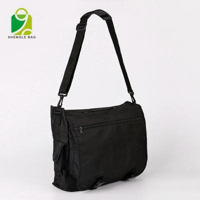 China Vintage Fashionable Mens Business Water Resistant Black Bag Travel Shoulder Messenger Bag for sale