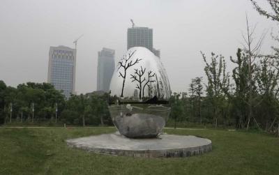 China Highly Polished Stainless Steel Sculpture , Modern Stainless Steel Statue for sale