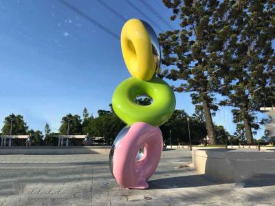 China Escultura abstracta moderna pintada impresionante colorida para el parque de atracciones de los niños en venta