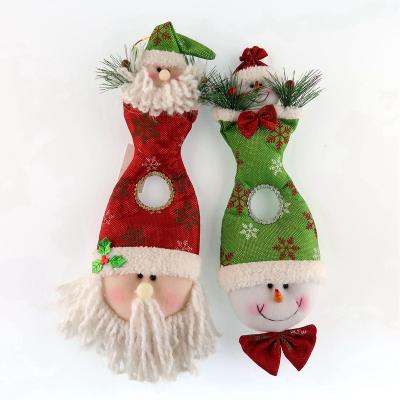 China Christmas Decoration Supplies Christmas Product 40cm Door Hanging Santa Claus And Snowman Head From Branches And Leaves For Christmas Cloth Decoration for sale