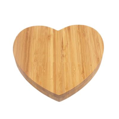 China Sustainable Novelty Cute Bamboo Heart Shape Knife Cutlery Rubber Wooden Cheese Board Set for sale