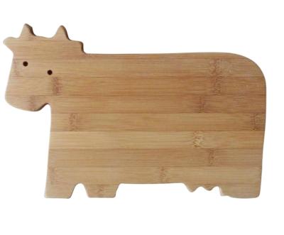 China Sustainable Bamboo Cow Shaped Kitchen Decor Bar Meal Fruit Prep Cheese Cutting Serving Board for sale