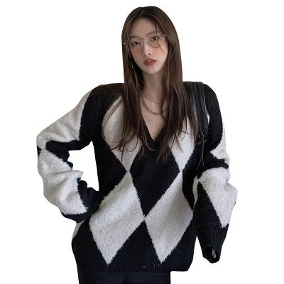 China TWOTWINSTYLE Plaid Colorblock Breathable Casual V-Neckline Sheath Long Loose Pullovers Knitting Sweater for sale