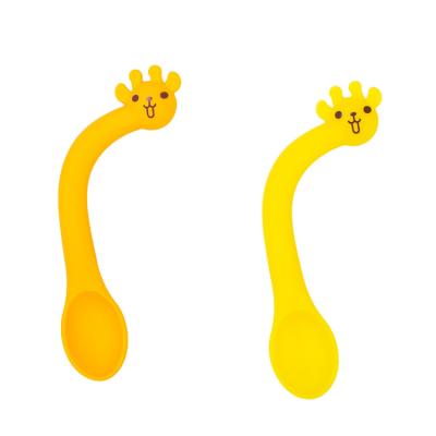 中国 Baby Spoon BPA Free Silicone Cartoon Soft Feeding Spoon BPA Free Soft Feeding Giraffe Shaped Bent Spoon 販売のため