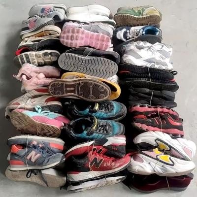 China Leather shoes 2022 hot sale cheap second hand branded used sport sneakers in balls used mens sneakers for sale