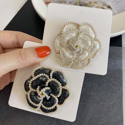 China Metal Pin Brooches Women Cute New Camellia Pearl Fabric Brooch Scarf Buckle Cloth Party Decoration Wedding Flower High End Vintage Vintage Corsage for sale