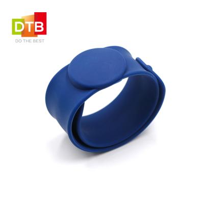 China Waterproof / Waterproof Programmable DTB Nfc Silicone Wristband For Payment for sale