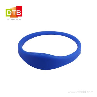 China High Quality NFC Waterproof/Waterproof Smart Ring Silicone Wristband DTB MIFARE Wristband for sale