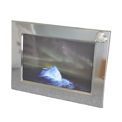 China Metal Photo Frames For Table Top Display Made Of Metal With High Definition Glass Surface for sale