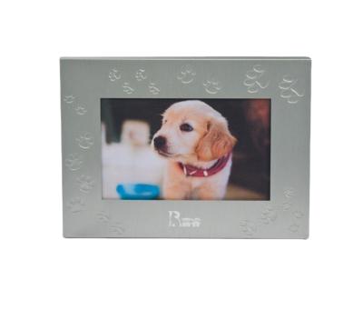 China Environmental Friendly Hot Selling Silver Aluminum Picture Frames Metal Picture Frame Customized Size For Dog Picture Display for sale