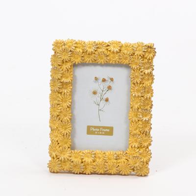 China New Design Popular Cheap Premium Polyresin Ornament Polyresin Photo Frames Beautiful for sale