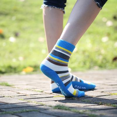 China Breathable Branded Logo Breathable Cotton Athletic Socks Personalized Custom Striped Sports Socks OEM Mens for sale