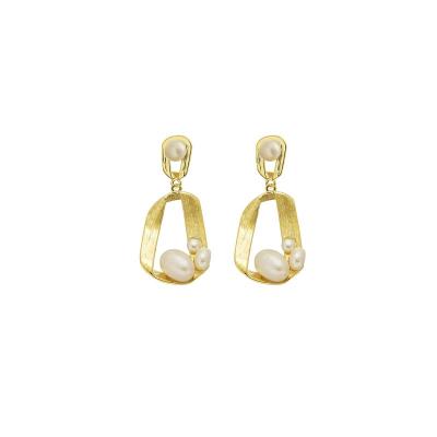 China Fashionable Wholesale Beautiful Irregular Shaped Pearl Gold Earring Jewelry Plating Natural Freshwater Pearl Earring for sale