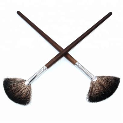 China low MOQ high quality skin-friendly squirrel tail hair with wooden handle small size fan face blender brush for sale