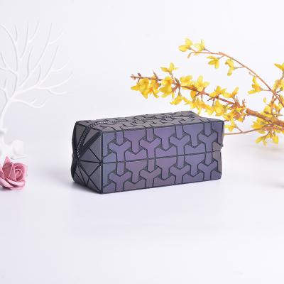 China Wholesale Fashion Closure Graceful Diamond Pattern Cosmetic Bags for sale