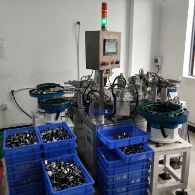 China Automatische machine voor het monteren van veerknappers PLC-besturing Rotary Chuck Capper Te koop