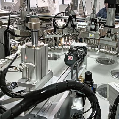 China Persoonlijke geïndekseerde heli cap assemblage machine met gemakkelijk te gebruiken touchscreen werking Te koop