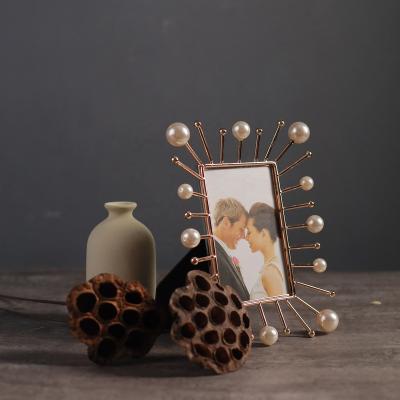 China Retro Metal Picture Frame Decorative Wholesale Decoration Pearl Picture Frame Table Picture Frame for sale