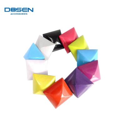 China Nickel free shiny colorful square punk decorative metal rivets metal pyramid studs rivet en venta