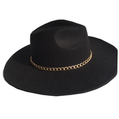 China Wide Brim Felt Fashion Trend News Men Women Felt Fedora Hat Classic Unisex Black Flat Brim Fedora Hat With Gold Metal Chain Decoration for sale