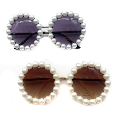 China Retro Rhinestone Diamond Women Sunglasses Vendor Round Pearl Fashion Handmade Wholesale UV400 for sale