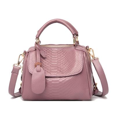 China Large Capacity Waterproof Leather Simple Messenger Bag Luxury Bag Portable Women's Bag for sale