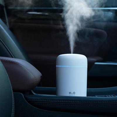 China 2021 Car Mini 300Ml H2O Spray Aroma Essential Oil Diffuser Car USB Portable Led Air Humidifier 2021 Lightweight Dual Mist Humidifier for sale