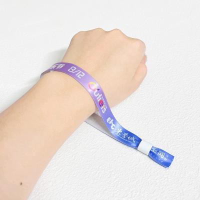 中国 Factory Custom Logo Woven Cloth Wristbands Gift For Promotion And Events Adjustable Length Woven Wristband 販売のため