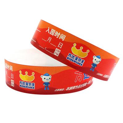 China Kleurrijke Tyvek Event Armbanden Met Volle Kleuren Print Waterdicht Zweetbestendige Inlaat Armbanden Te koop